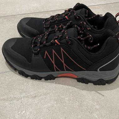 Chaussures noires à semelle crantée