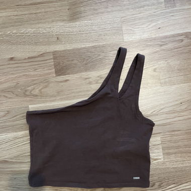 Crop Top Marrone Hollister con Spalla Scoperta