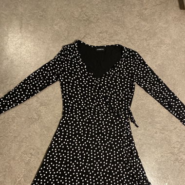 schwarz weiss gepunktet kleid