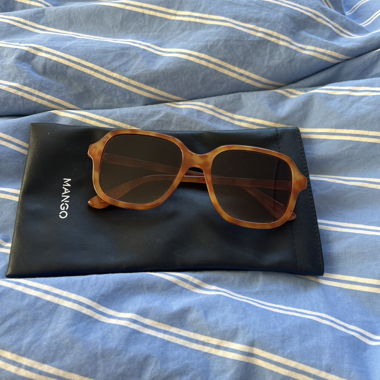 Mango sunglasses with case