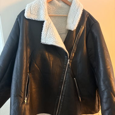 Schwarze Kunstlederjacke mit Teddyfutter