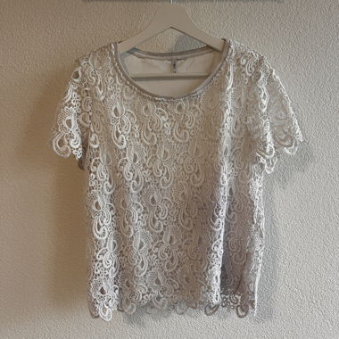 Weisses T-Shirt mit Spitzen
