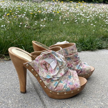 Mules à plateforme florales Guess