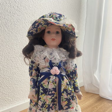 Porzellanpuppe