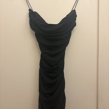 Robe noire à fines bretelles