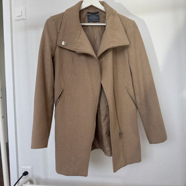 Beige women's coat with zipper