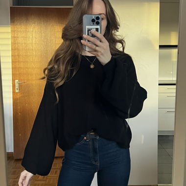 Maglione lavorato a maglia nero con maniche a palloncino