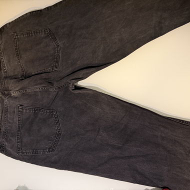 Jeans neri con buchi
