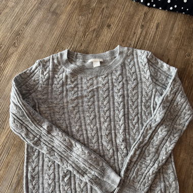 Grauer Pullover mit Muster