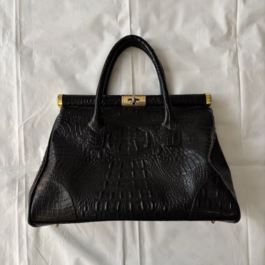 “Red carpet” vintage triangular handbag