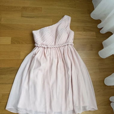 Asymmetrisches rosafarbenes plissiertes Kleid