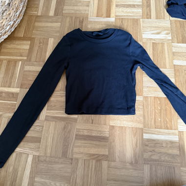 Maglietta nera a maniche lunghe, look crop top