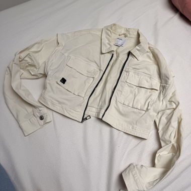 Veste courte beige zippée
