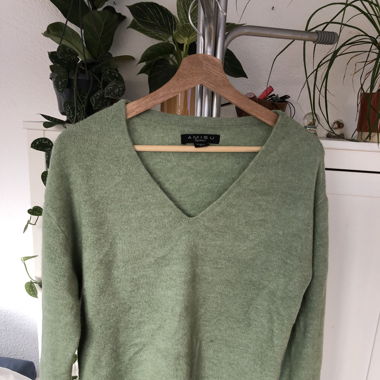 Hellgrüner Pullover