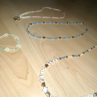 Individuell angefertigte Armbänder und Halsketten