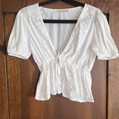 Blusa bianca a maniche corte con pizzo