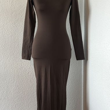 Robe longue marron à manches avec dos nu