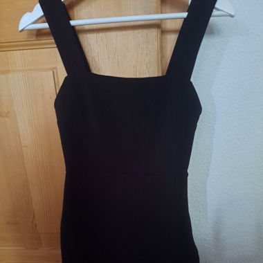 Schwarzes enganliegendes Kleid