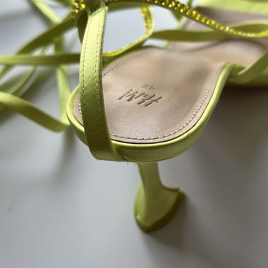 Sandals on the heels 