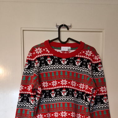 Warmes Kleid mit Weihnachtsmuster
