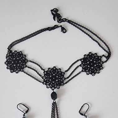Parure tour de cou et boucles d'oreilles