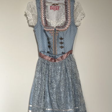 Blaues Dirndl mit Spitzenbluse