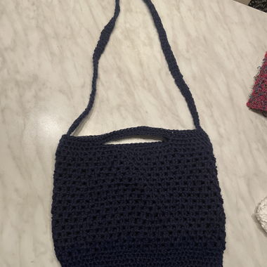 Handgehäkelte Tasche aus Wolle