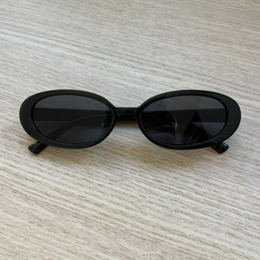 Schwarze ovale Sonnenbrille
