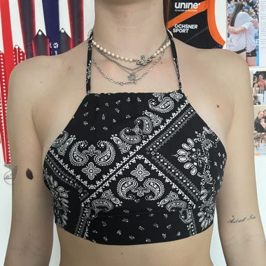 Crop top dos nu à motifs bandana