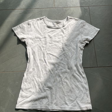 T-shirt grigio con 