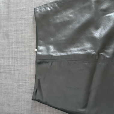 Jupe noire en cuir synthétique