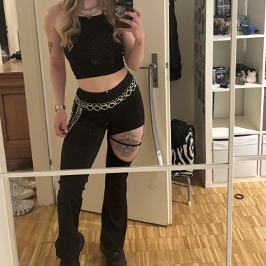Pants with cut