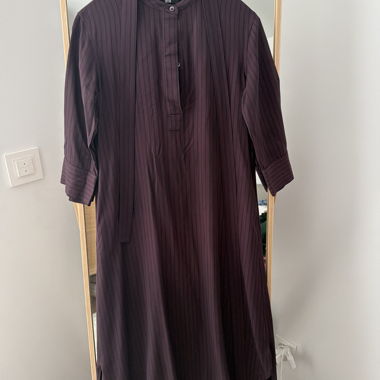 Lila Langkleid mit Streifen