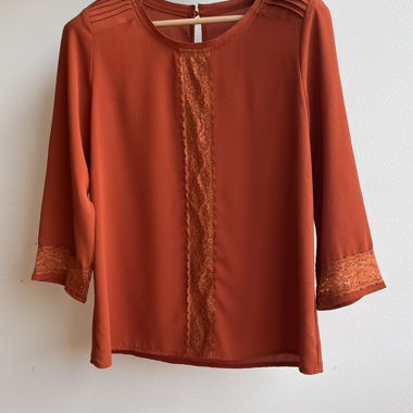 Blusa arancione con pizzo
