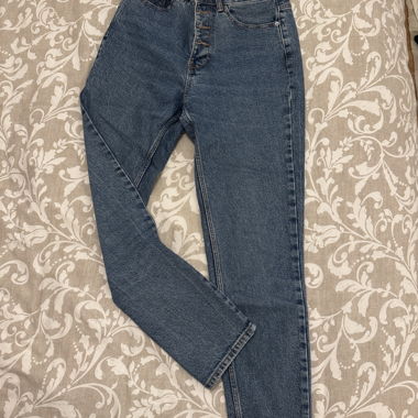 Jeans blu a vita alta con chiusura a bottoni