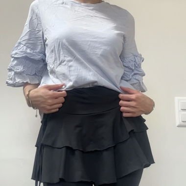 Blusa azzurro chiaro con volant sulle maniche