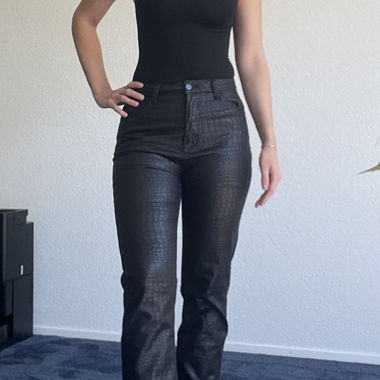 Schwarze Lederhose mit Schlangenprint
