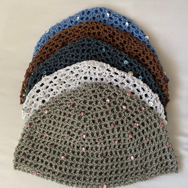 cappelli a rete all’uncinetto personalizzati