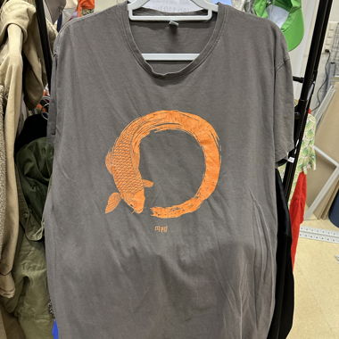 T-shirt gris avec motif de carpe koi