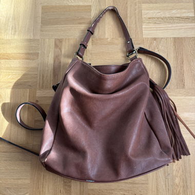 Borsa a tracolla marrone con nappina