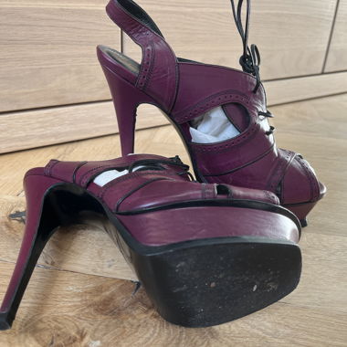 YSL Saint Laurent auffälliger Schnür-Open-Boot