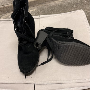 Schwarze Schnürstiefel