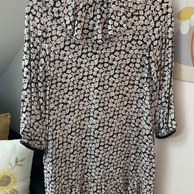 Vestito floreale bianco e nero con tasca