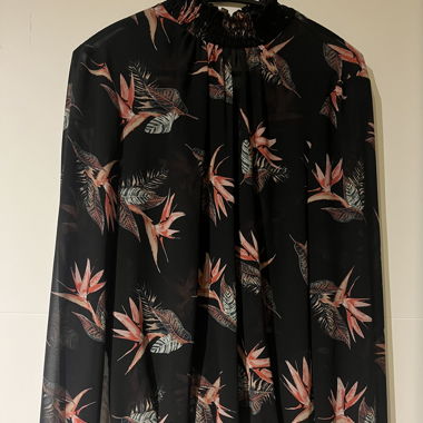 Schwarze durchsichtige Bluse mit Print