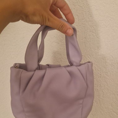 Hellviolette Handtasche