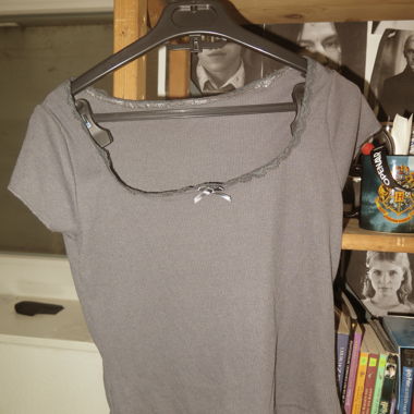 Graues Crop Top mit Schleife