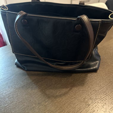 Sac à main noir en similicuir