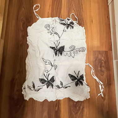 Top bianco con farfalla