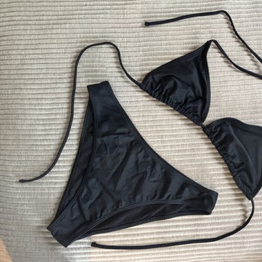Black simple bikini
