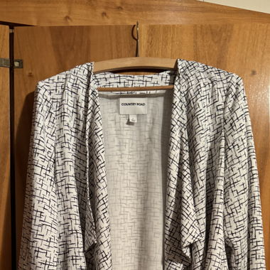 Weißer Cardigan Mit Schwarzem Muster
